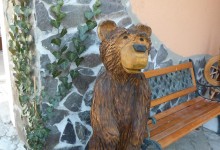 Drevený medveď,vyrezaný motorovou pílou