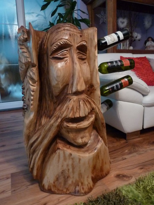 drevený stojan na víno