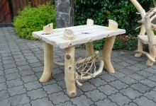 Drevený stolík
