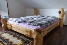 Drevená masívna manželská posteľ