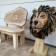 Drevená lavica a hlava leva