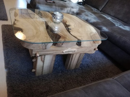 Konferenčný stolík z orechového dreva (70×70)