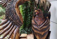 Drevené sochy orlov