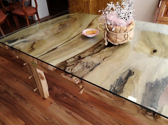 Jedálenský stôl z orechového dreva