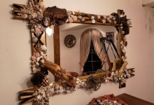 Luxusné drevené zrkadlo vykladané mušľami