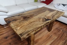 Konferenčný stolík z orechového dreva zaliaty epoxidom