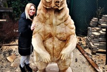 Veľká drevená socha medveďa