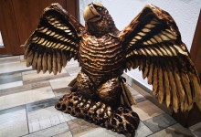Drevená socha orla do interieru