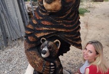 Drevená, vyrezávaná socha medveďov